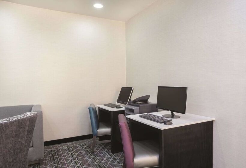 هتل La Quinta By Wyndham Rome