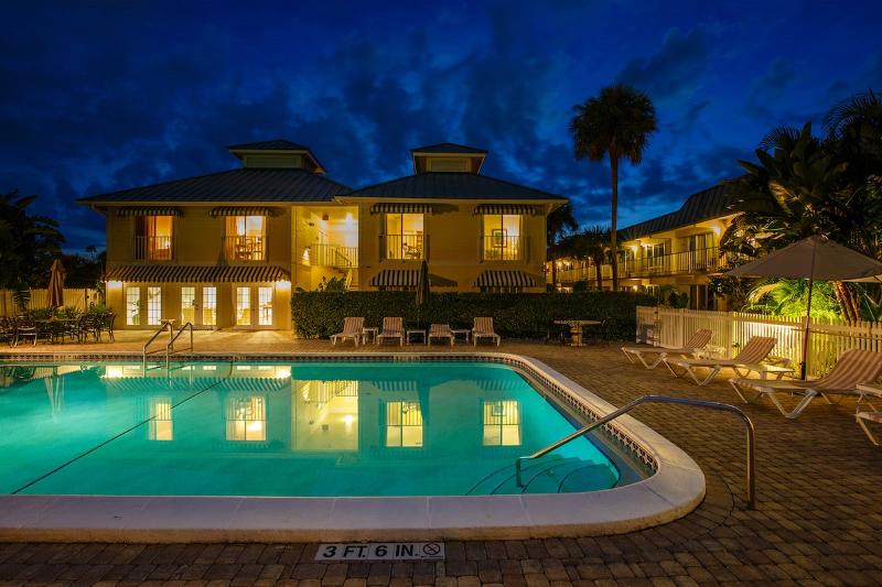 هتل Naples Garden Inn