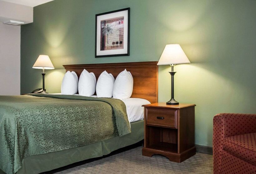 בית מלון כפרי Quality Inn & Suites Tampa Ybor City