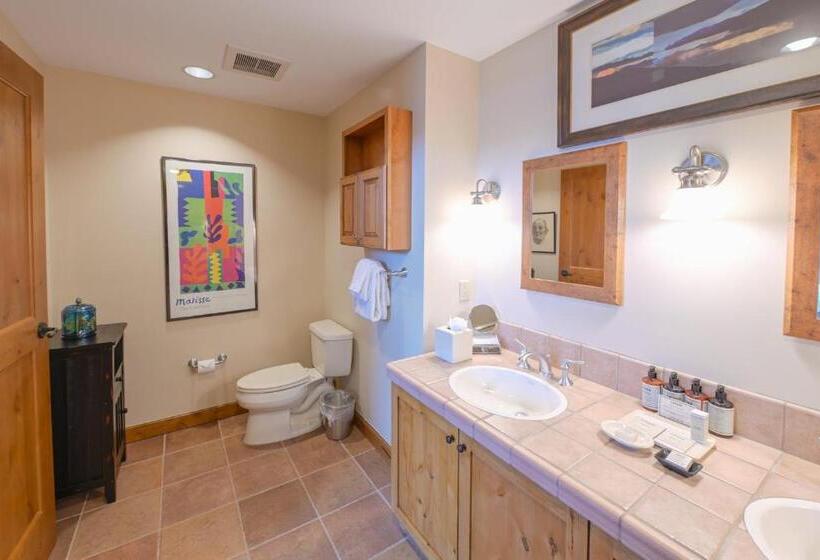 هتل The Lodge At Mountaineer Square