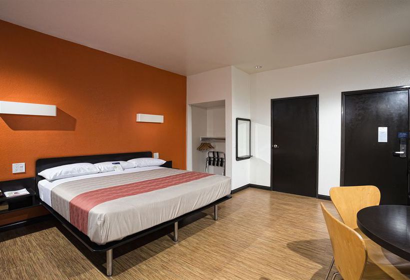 Motel 6 Newport Beach
