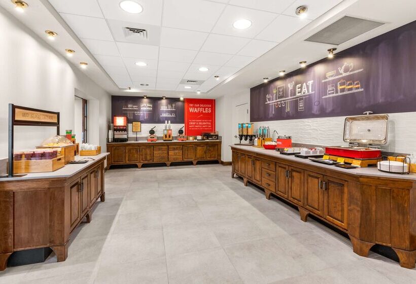 בית מלון כפרי Hampton Inn & Suites Fairbanks