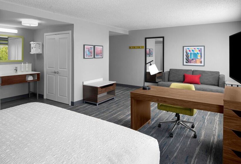 هتل Hampton Inn & Suites Grand Rapids Airport 28th St