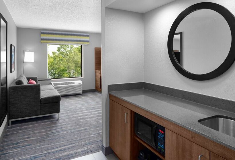 هتل Hampton Inn & Suites Grand Rapids Airport 28th St