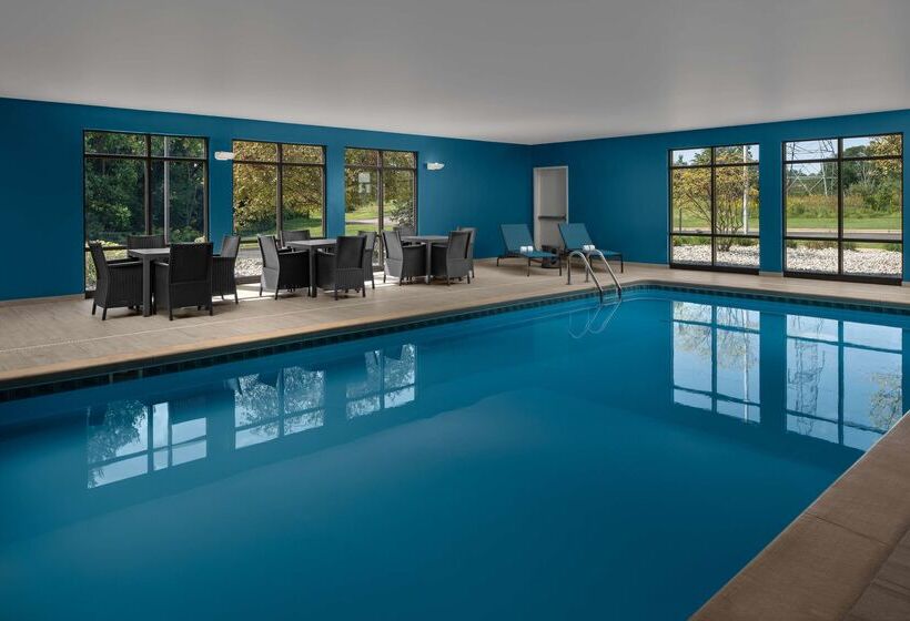 هتل Hampton Inn & Suites Grand Rapids Airport 28th St