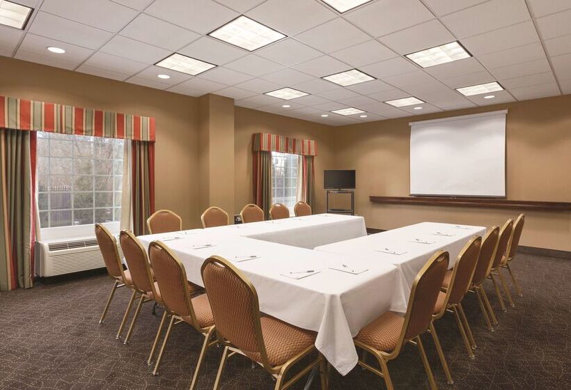 Отель Hampton Inn & Suites Greenfield
