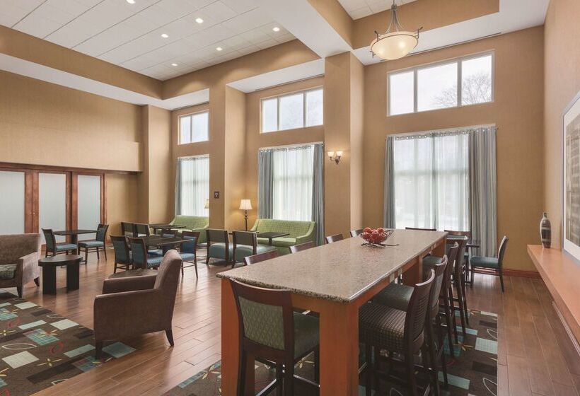 Отель Hampton Inn & Suites Greenfield