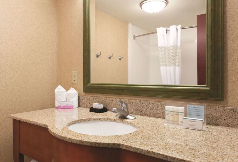 Отель Hampton Inn & Suites Greenfield