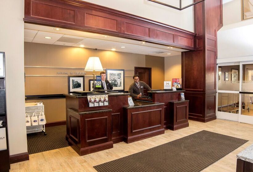 هتل Hampton Inn & Suites Jackson