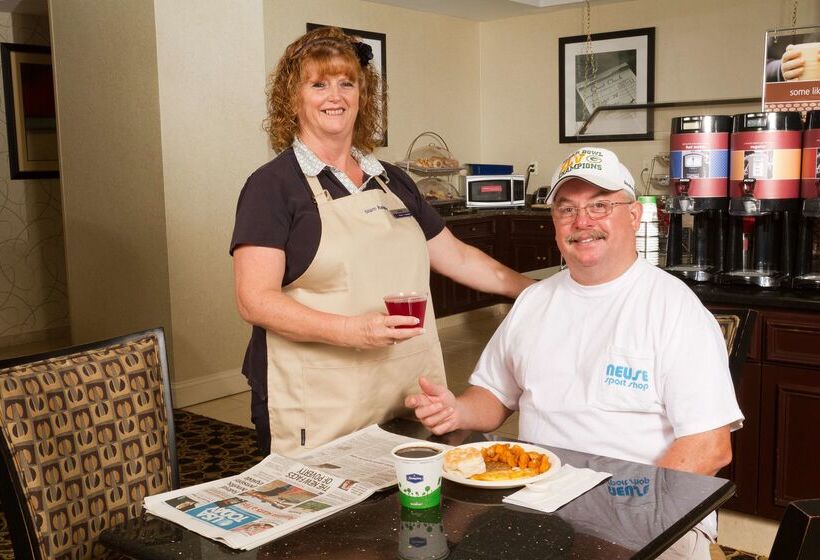 هتل Hampton Inn Suites Jacksonville Airport