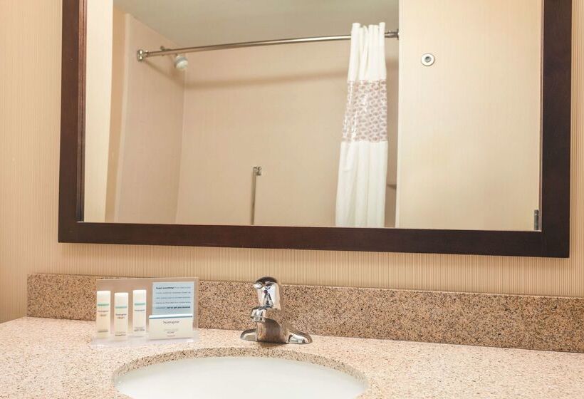 هتل Hampton Inn & Suites Lake George