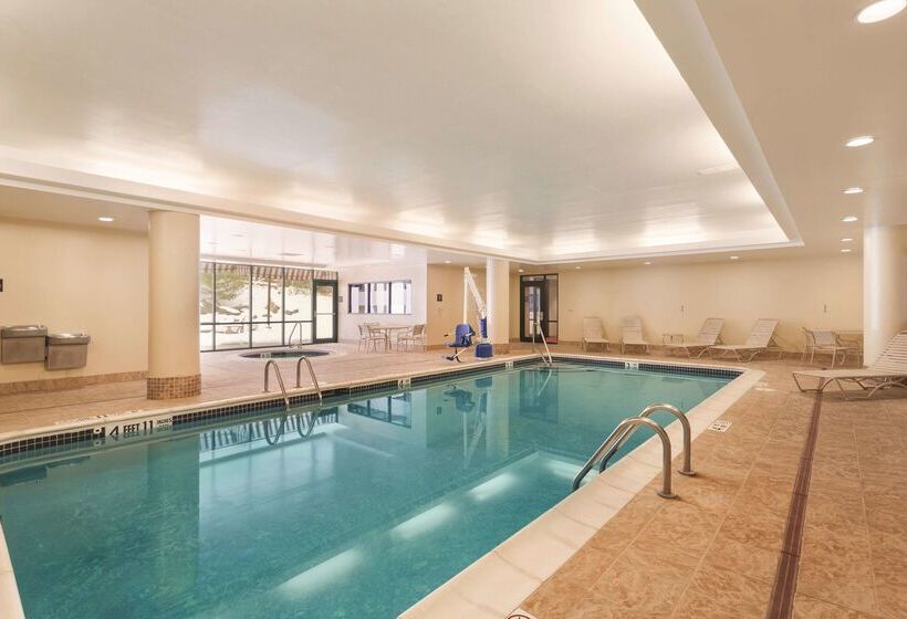 هتل Hampton Inn & Suites Lake George