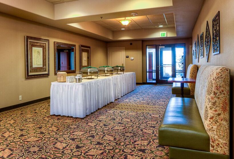 Отель Hampton Inn & Suites Mountain Home