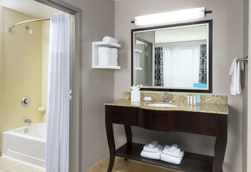 هتل Hampton Inn & Suites National Harbor   Alexandria Area