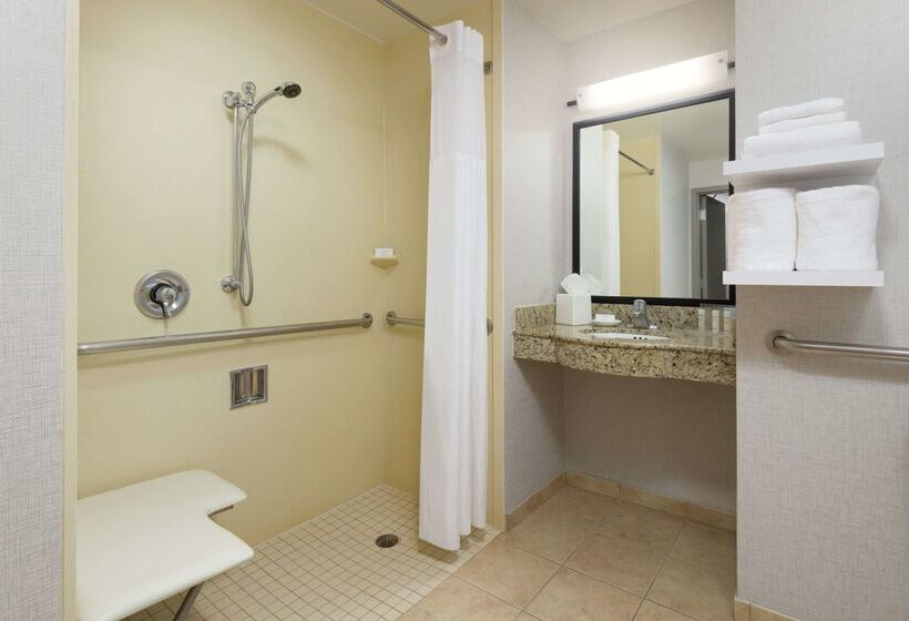 هتل Hampton Inn & Suites National Harbor   Alexandria Area