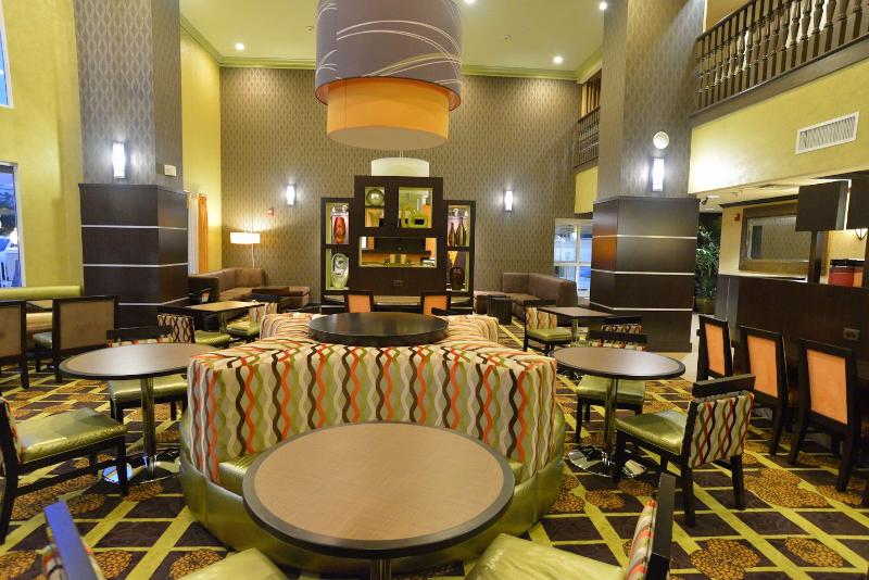 هتل Hampton Inn & Suites Lake City