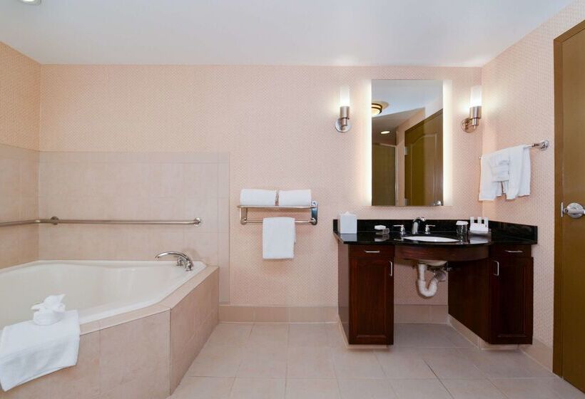 هتل Homewood Suites By Hilton Fresno