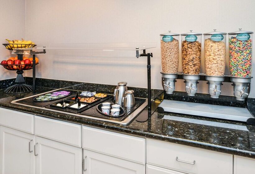 هتل Homewood Suites By Hilton Fresno