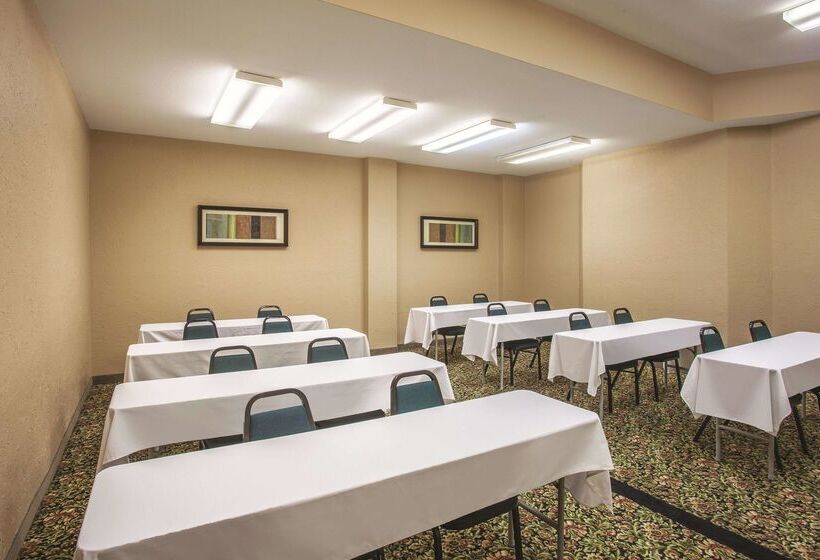 هتل La Quinta By Wyndham Portland Airport