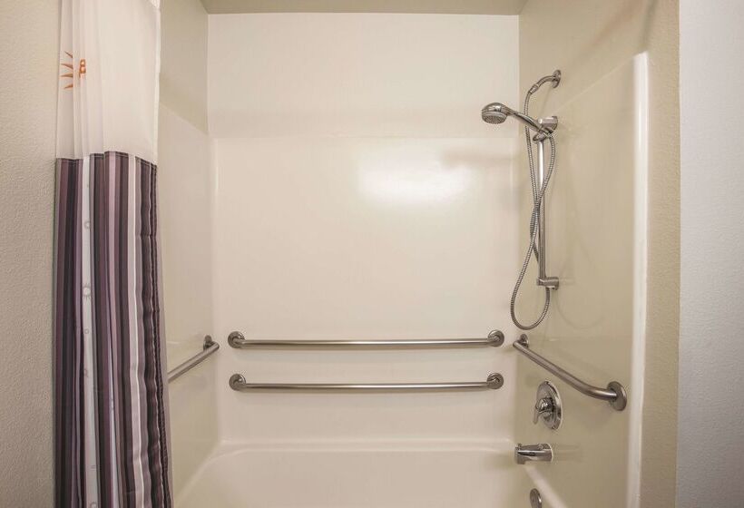 هتل La Quinta By Wyndham Portland Airport