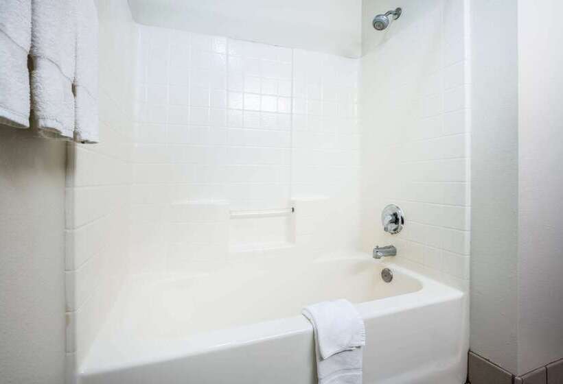 هتل La Quinta By Wyndham Portland Airport