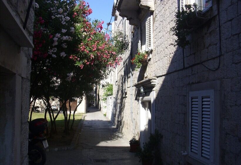 مسافرخانه Carol Rooms