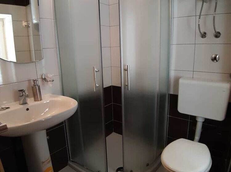 مسافرخانه Carol Rooms