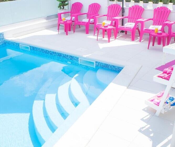 هتل Villa Midea