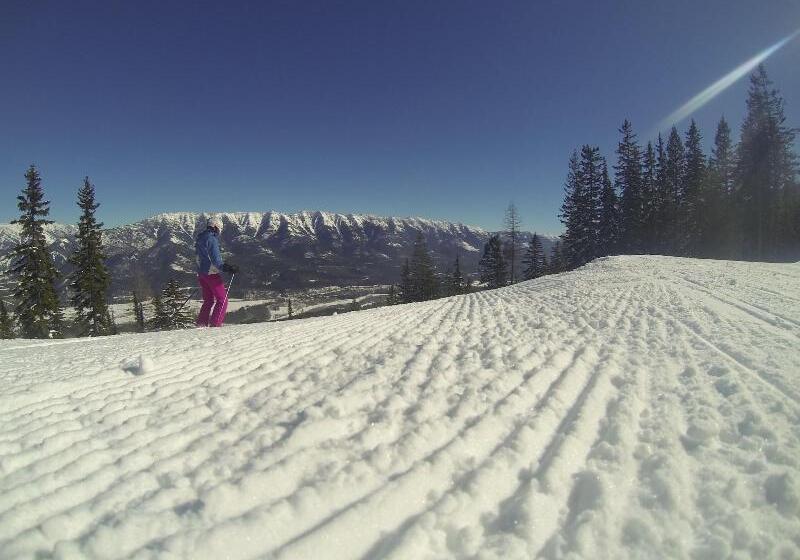 בית מלון כפרי Fernie Slopeside Lodge