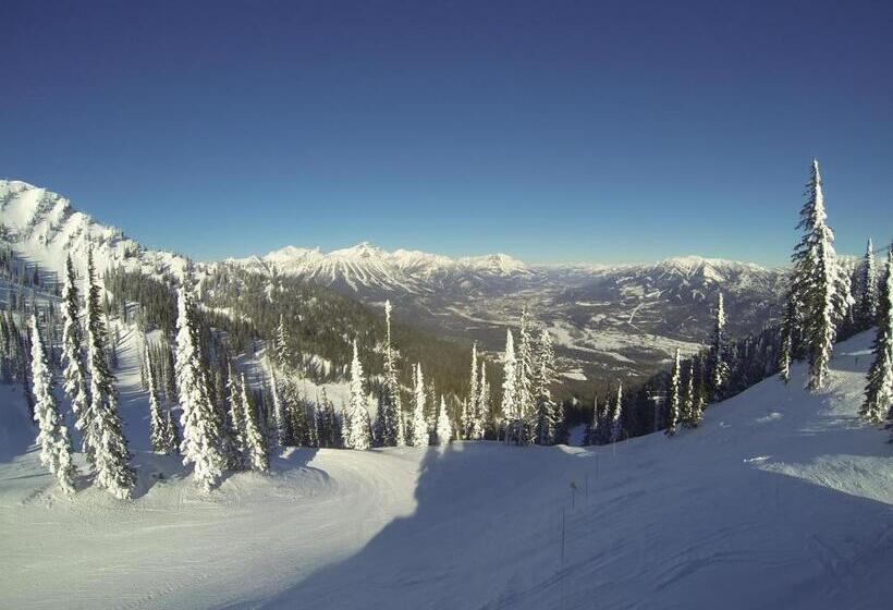 בית מלון כפרי Fernie Slopeside Lodge
