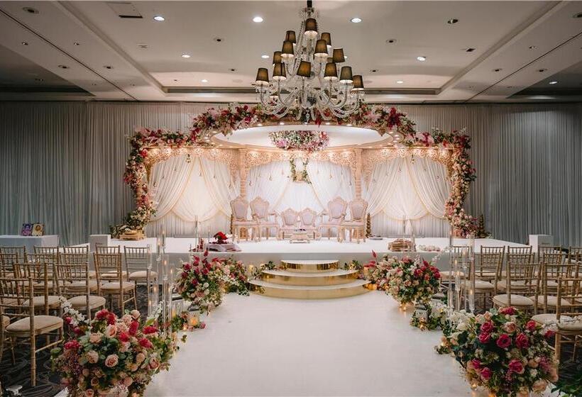 هتل Hilton London Syon Park