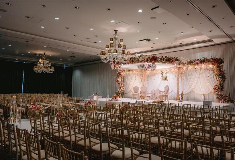 هتل Hilton London Syon Park