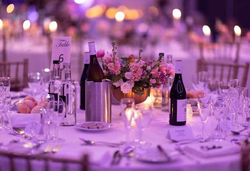 هتل Hilton London Syon Park