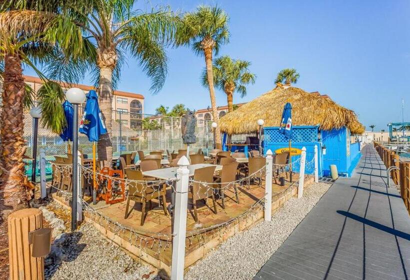 בית מלון כפרי Marco Bay Resort At Anglers Cove