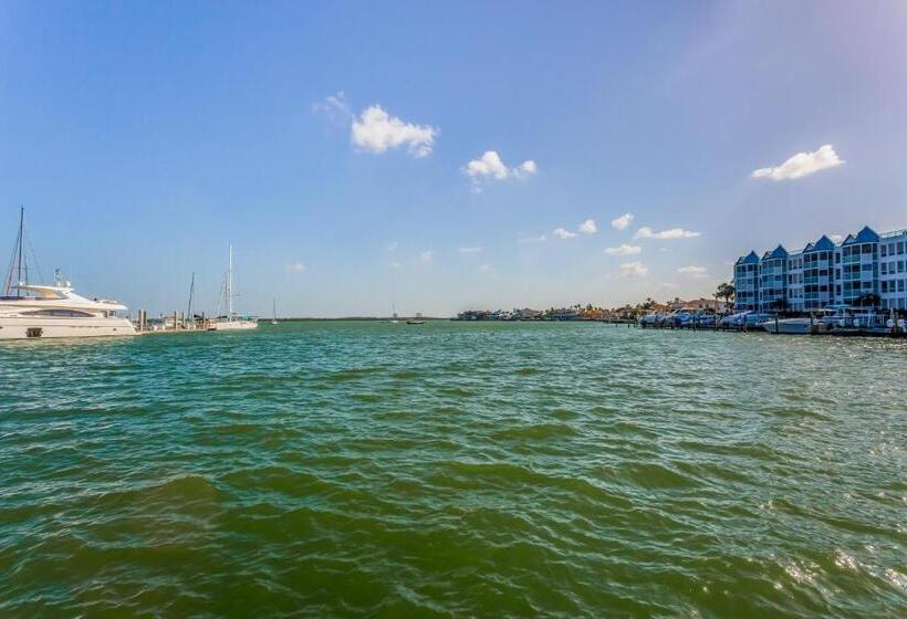 בית מלון כפרי Marco Bay Resort At Anglers Cove