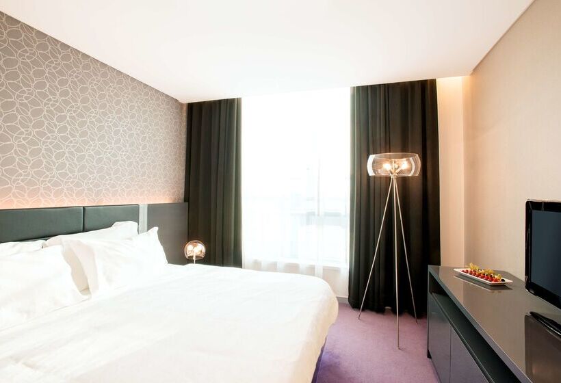 호텔 NH Bratislava Gate One