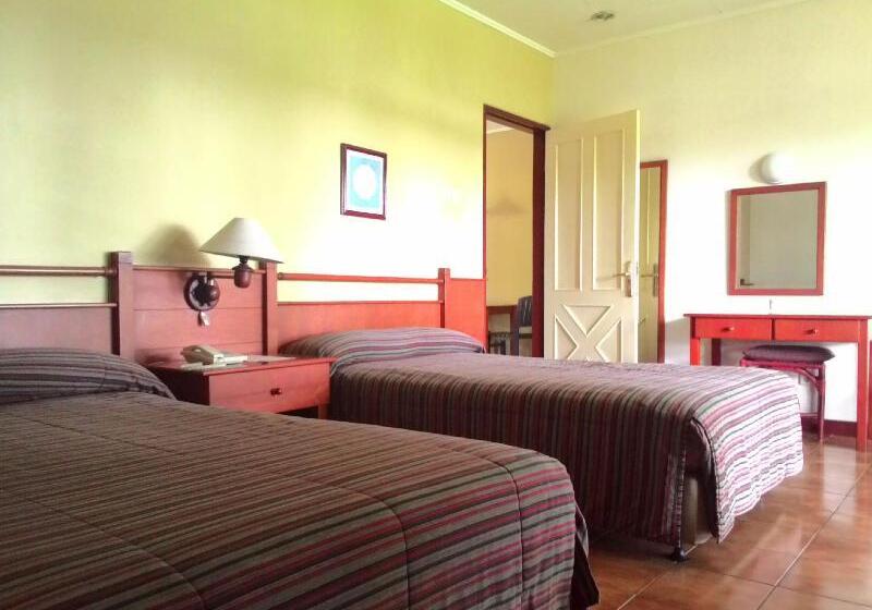 בית מלון כפרי Gunung Geulis Cottages Managed By Royal Tulip