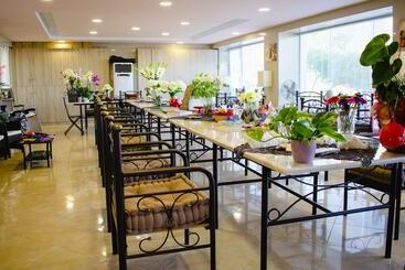 هتل Nikolakakis Rooms Lavrio