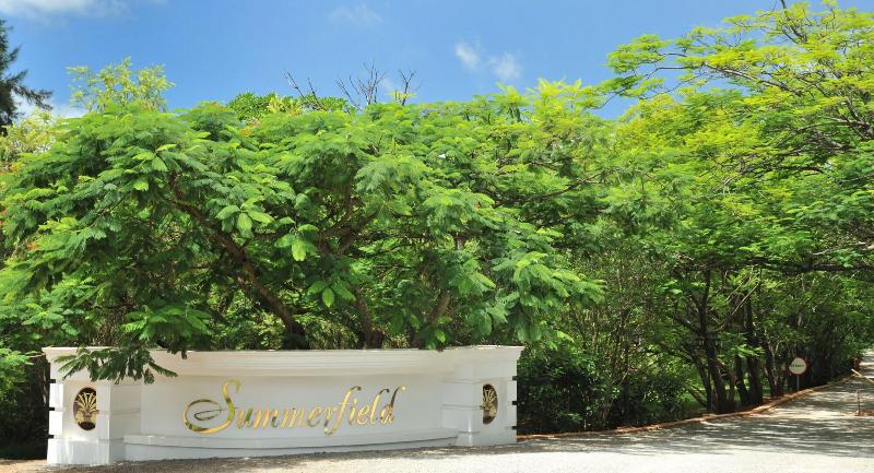 هتل Summerfield Luxury Resort & Botanical Garden
