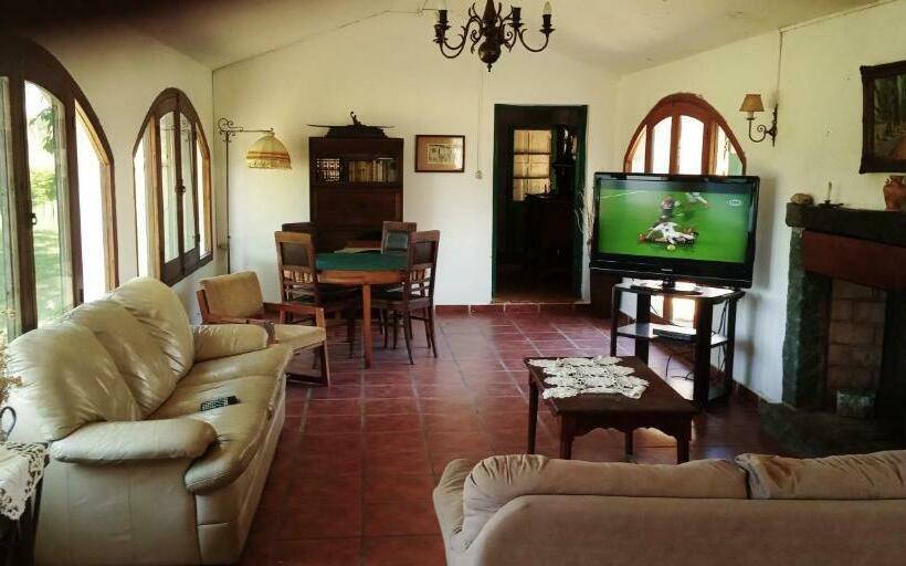 تختخواب و صبحانه Estancia Turística El Ombú