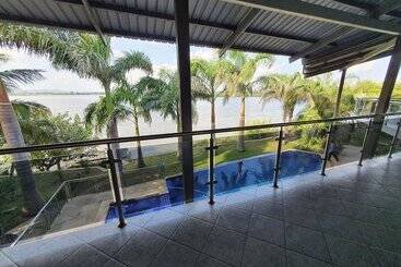 تختخواب و صبحانه Zambezi Riverside Accommodation