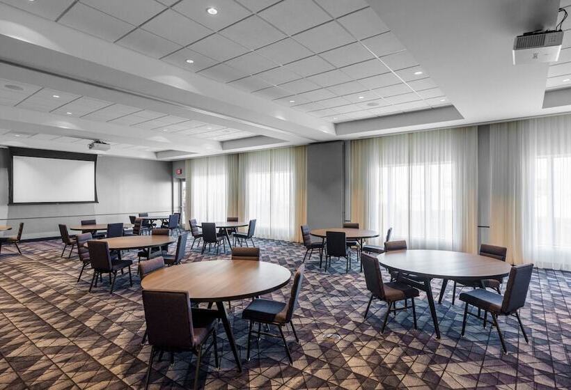 هتل Courtyard By Marriott Indianapolis Fishers