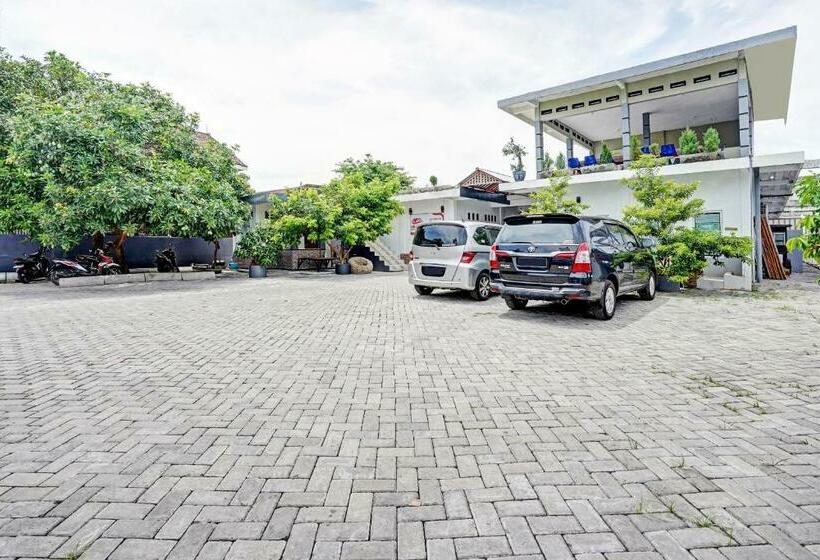 בית מלון כפרי Oyo 90678 Omah Kulo Guest House