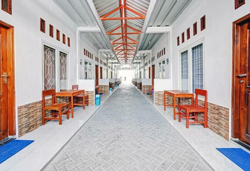 בית מלון כפרי Oyo 90678 Omah Kulo Guest House