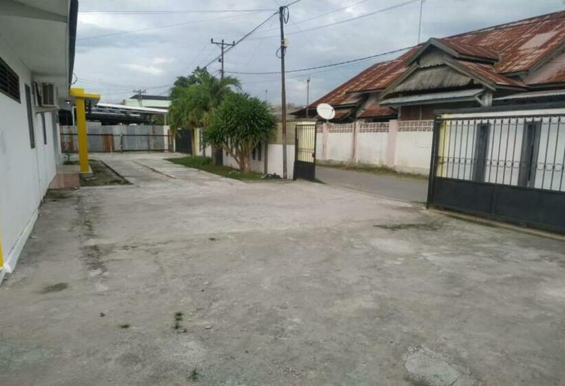 هتل Oyo 90699 Yellow White Guesthouse Palu