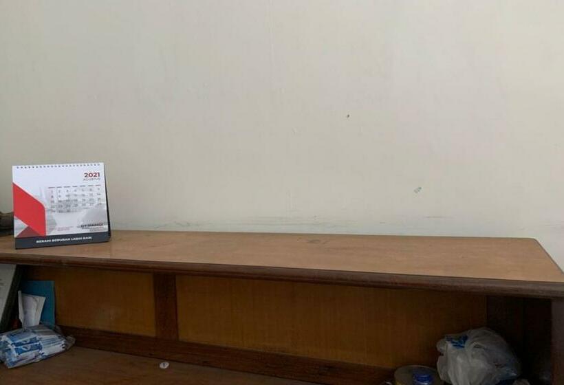 هتل Oyo 90699 Yellow White Guesthouse Palu