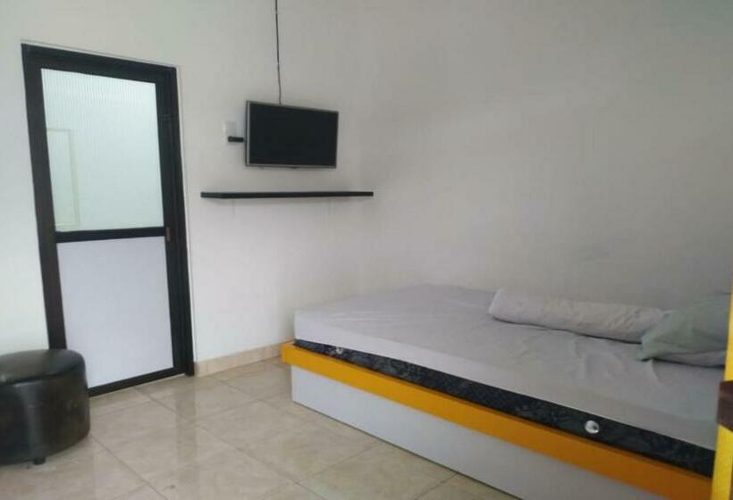هتل Oyo 90699 Yellow White Guesthouse Palu