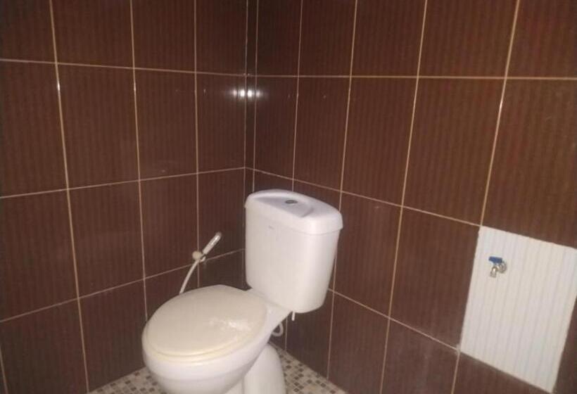 هتل Oyo 90699 Yellow White Guesthouse Palu