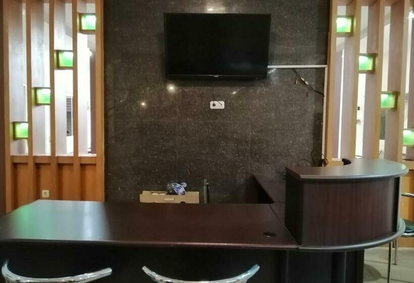 בית מלון כפרי Oyo 90703 Wisma Putri Ibu, T