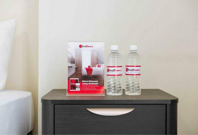 Отель Reddoorz Syariah Near Ar Bunda Hospital Prabumulih